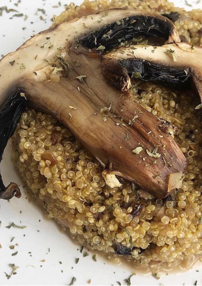 Una foto de Risotto de quinoa y portobello con leche de coco
