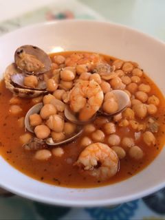 Una foto de Garbanzos con almejas y gambas