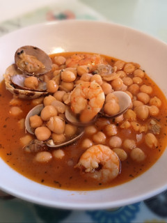 Una foto de Garbanzos con almejas y gambas