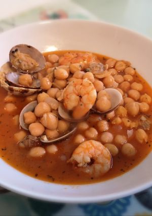Foto principal de Garbanzos con almejas y gambas