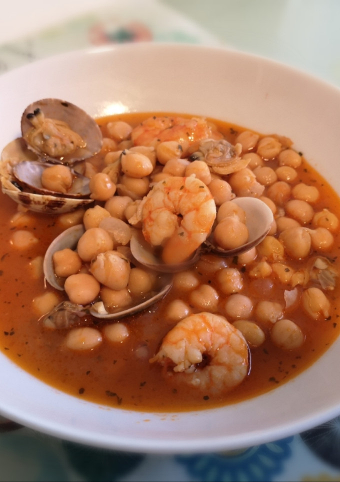 Una foto de Garbanzos con almejas y gambas