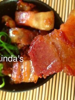 Hình của món Ba chỉ rang cháy cạnh.