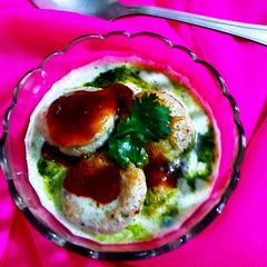 A picture of Dal pakori in green curd.