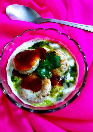 A picture of Dal pakori in green curd.
