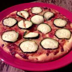 Una foto de Pizza ligera de tomate, jamón, queso y calabacín