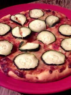 Una foto de Pizza ligera de tomate, jamón, queso y calabacín