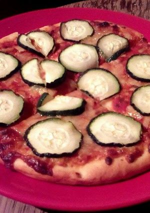 Una foto de Pizza ligera de tomate, jamón, queso y calabacín