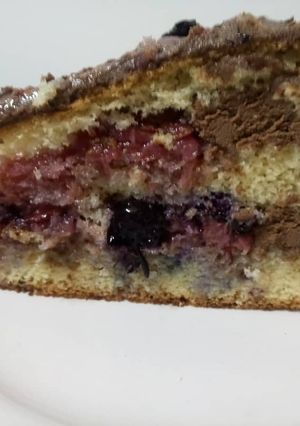 Una foto de Torta de chocolate y frutos rojos