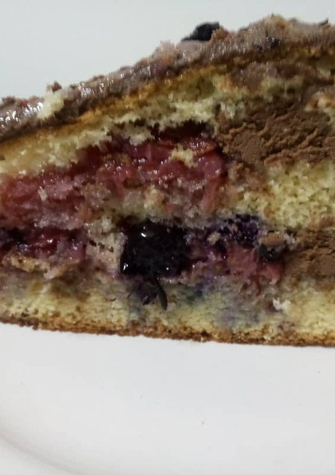 Una foto de Torta de chocolate y frutos rojos