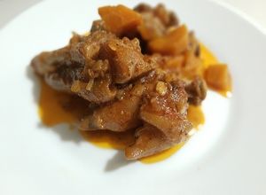Una foto de Paticas o manitas de cerdo con zanahoria