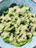 Insalata con cetrioli, semi di canapa e salsa Green Goddess