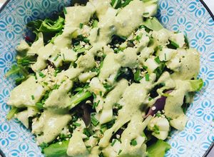 Foto di Insalata con cetrioli, semi di canapa e salsa Green Goddess