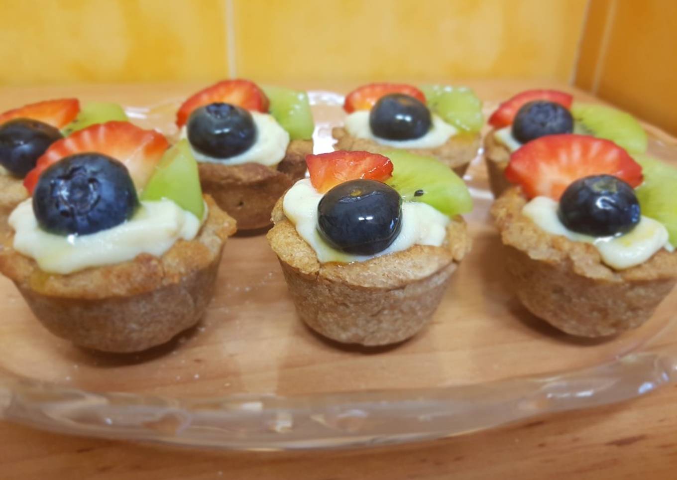 Tartaletas de crema pastelera y frutas saludables