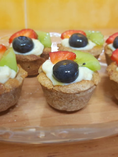 Una foto de Tartaletas de crema pastelera y frutas saludables