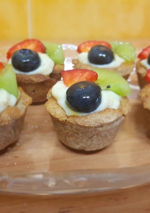 Foto principal de Tartaletas de crema pastelera y frutas saludables