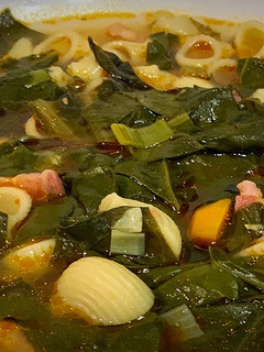 Una foto de Sopa de verduras con pasta (y bacon)