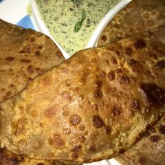 A picture of Chicken chezzy Achari parhata.