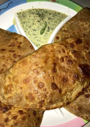 A picture of Chicken chezzy Achari parhata.