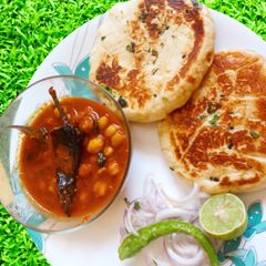 A picture of Chole Kulcha.