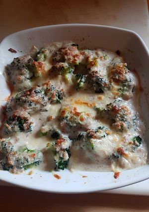 Una foto de Brócoli con bechamel y queso gratinado 😋🥦