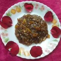 A picture of Kachche aam ka gudamma.