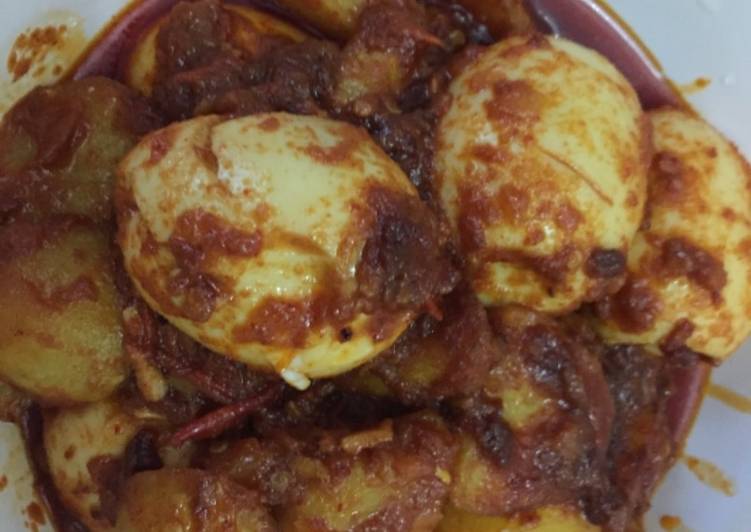 Bagaimana Menyiapkan Balado Kentang Telur Desaku yang Enak