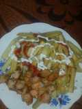 Papa frita con camarónes al ajillo