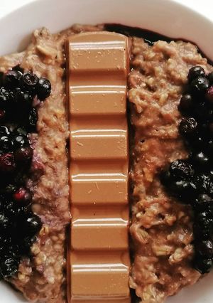 Une photo de Porridge chocolat-myrtilles