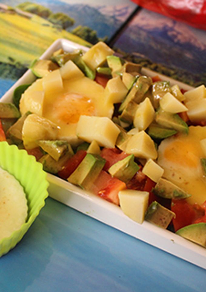 Una foto de Ensalada de huevo, aguacate y patata
