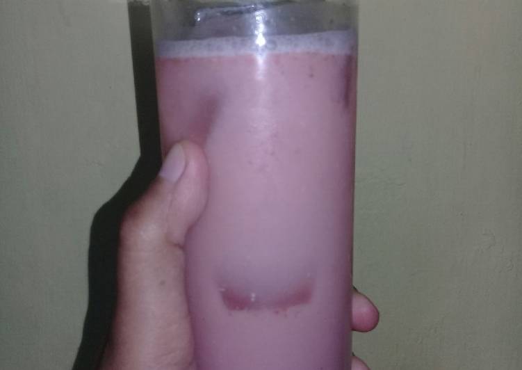 Strawberry juice with cheese