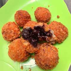 Cemilan bola pisang coklat lumer রেসিপির প্রধান ছবি