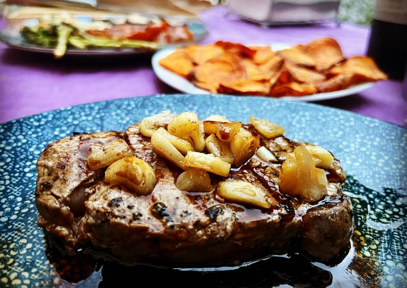 Solomillo de ternera al humo con ajos confitados, chips de batata y parrillada de verduras
