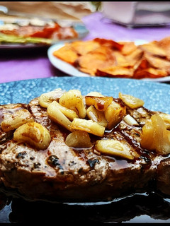 Una foto de Solomillo de ternera al humo con ajos confitados, chips de batata y parrillada de verduras