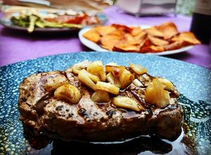 Foto principal de Solomillo de ternera al humo con ajos confitados, chips de batata y parrillada de verduras