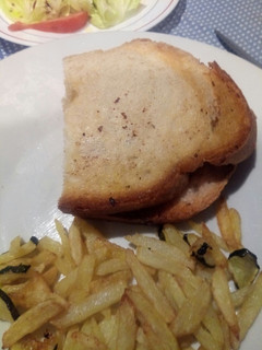 Una foto de Hamburguesa de vacuno con patatas y calabacín