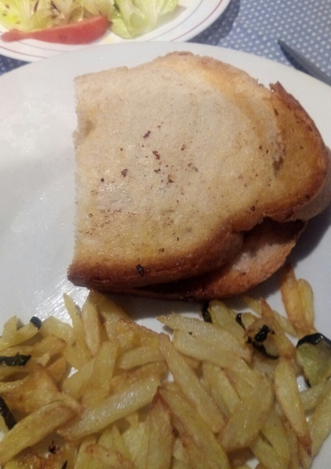 Una foto de Hamburguesa de vacuno con patatas y calabacín