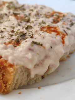 Una foto de Tostada de Atún con mayonesa y tomate al punto picante.Almuerzo Rico rápido y saludable