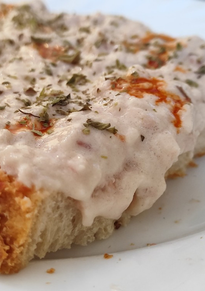 Una foto de Tostada de Atún con mayonesa y tomate al punto picante.Almuerzo Rico rápido y saludable