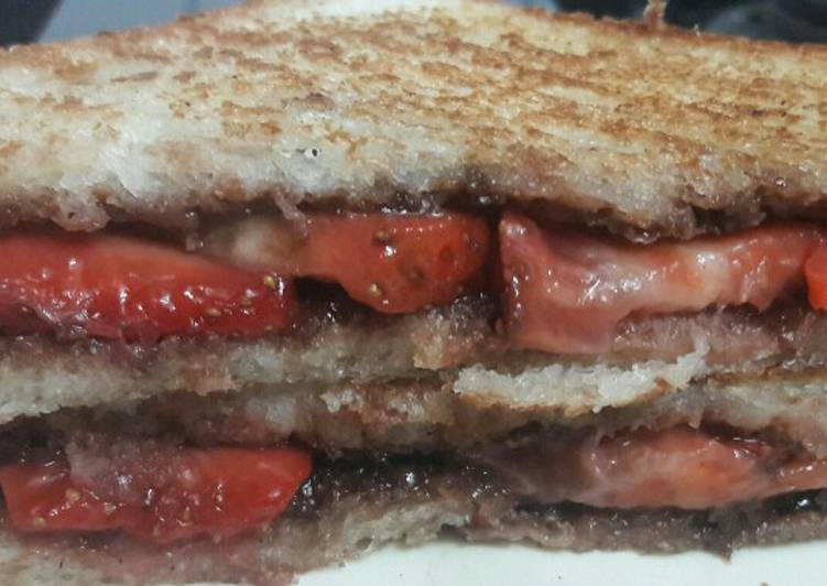 Easiest Way to Prepare Any-night-of-the-week Chocalate straberry sandwich