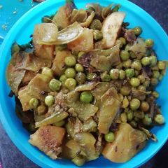 A picture of Aloo matar.