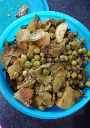 A picture of Aloo matar.
