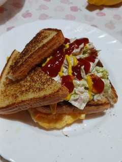 Una foto de Sándwich de ensalada de pollo