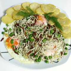 Una foto de Gulas con patata y huevo
