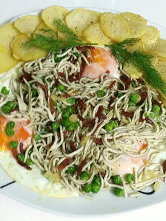 Una foto de Gulas con patata y huevo