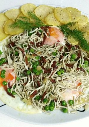 Una foto de Gulas con patata y huevo