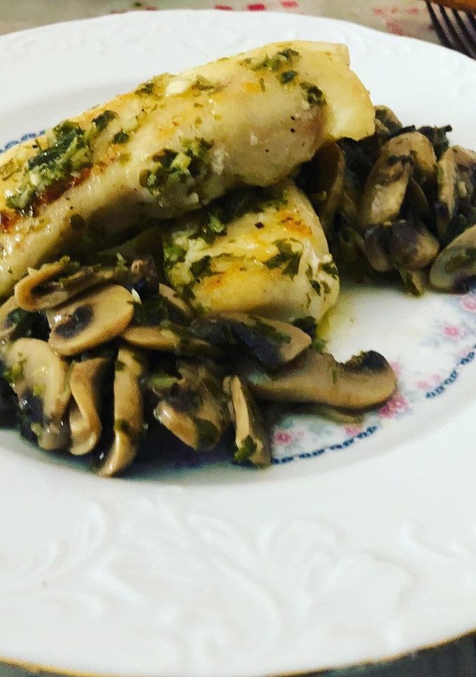 Una foto de Supremas de merluza en salsa de limón con guarnición de champiñones salteados