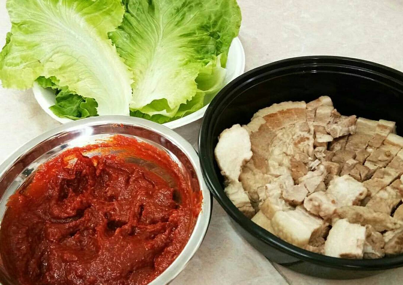 Bossam (korean boiled pork wrap)