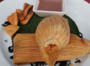 Una foto de como hacer tamales con masa de maiz