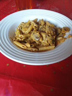 Una foto de 🍝Macarrones integrales con pesto rosso y champiñones🍄