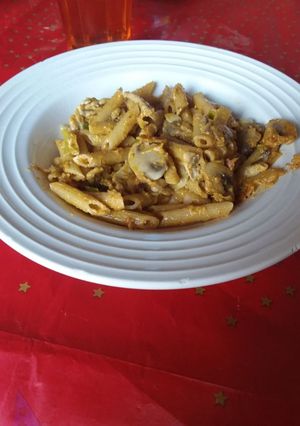 Una foto de 🍝Macarrones integrales con pesto rosso y champiñones🍄